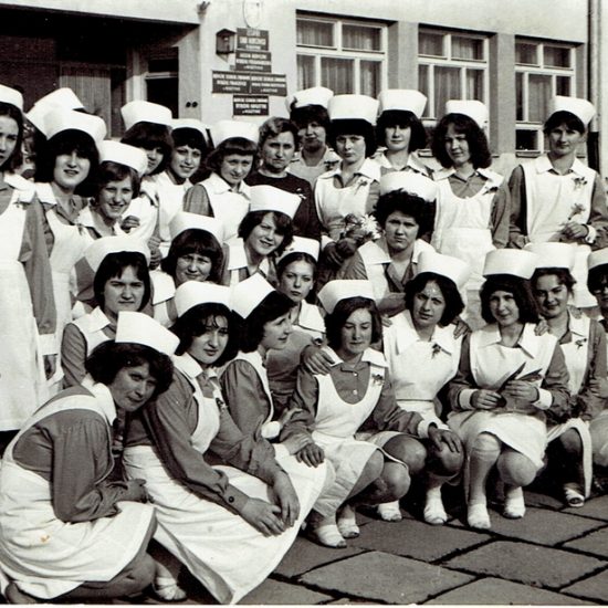 Czepkowanie - Liceum Medyczne Pielęgniarstwa Olsztyn ul Mariańska, rok 1977
